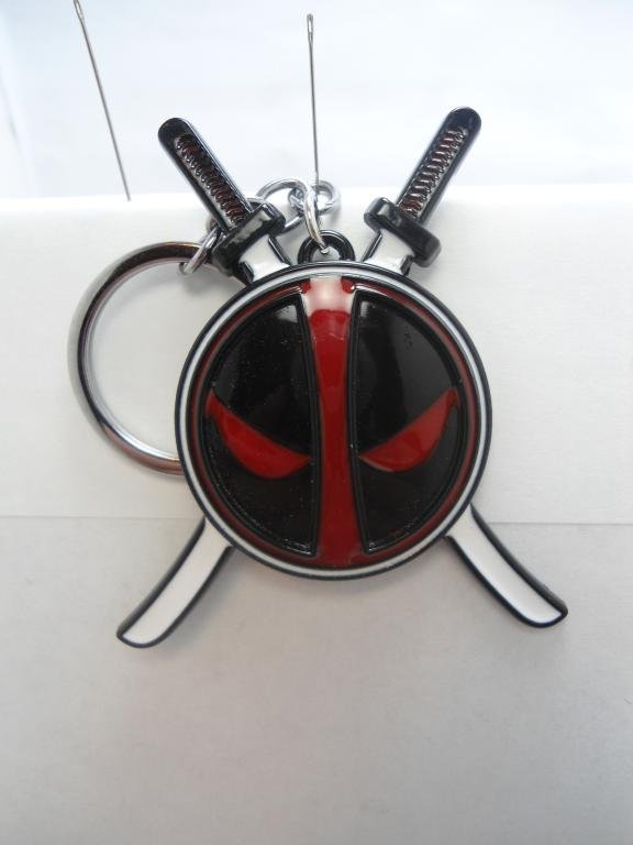 Llavero Deadpool – Logo con Katanas Metálico Coleccionable - Imagen 2